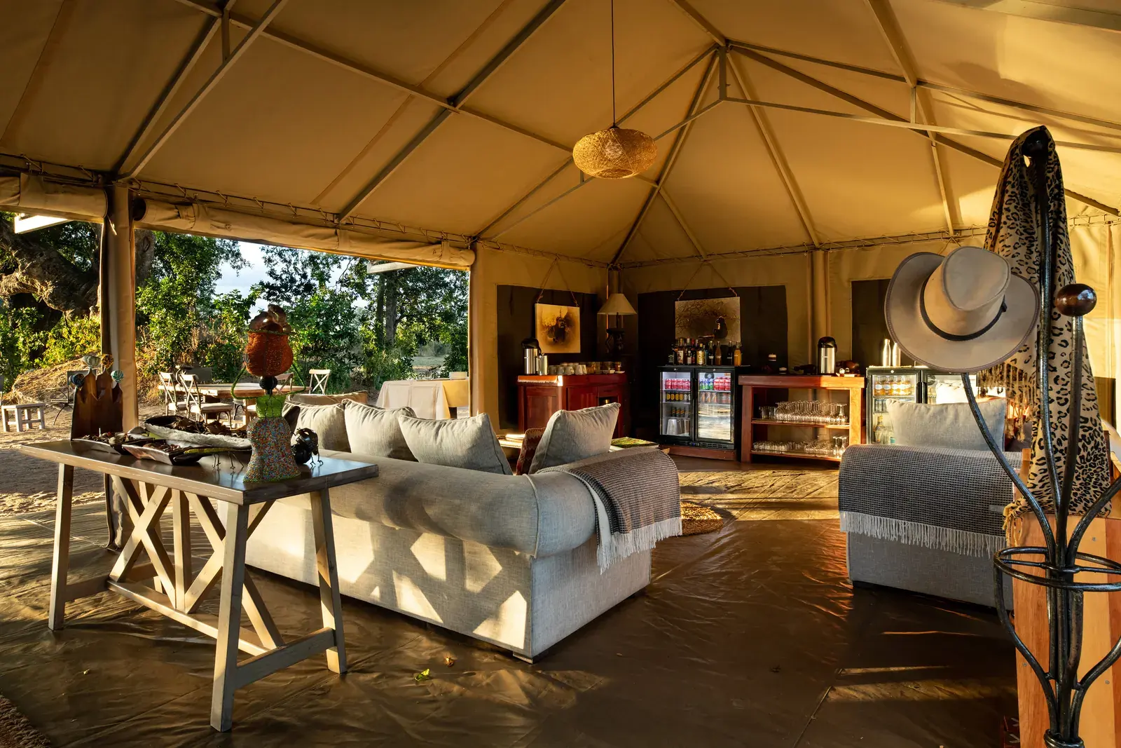 Lounge and bar at Ingwe Pan Camp